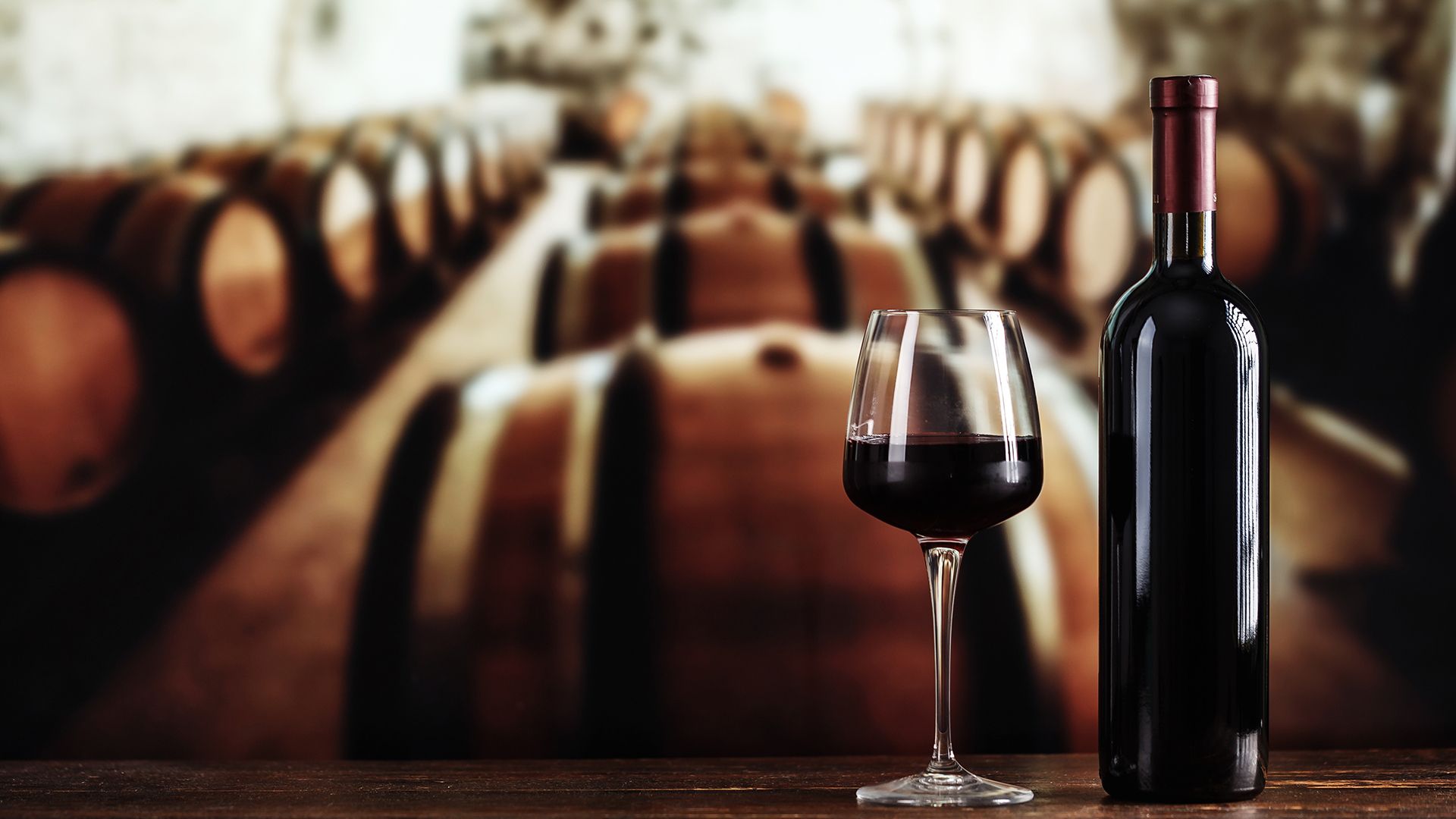 Vinhos ganham aroma, sabor e estritura quando passam pelo barril de carvalho