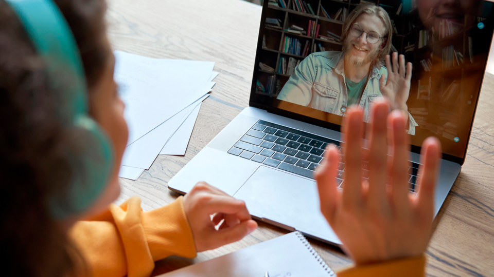 Professores serão indispensáveis na condução do processo de aprendizagem e a interação com os estudantes será mantida e valorizada, seja em atividades presenciais ou digitais.
