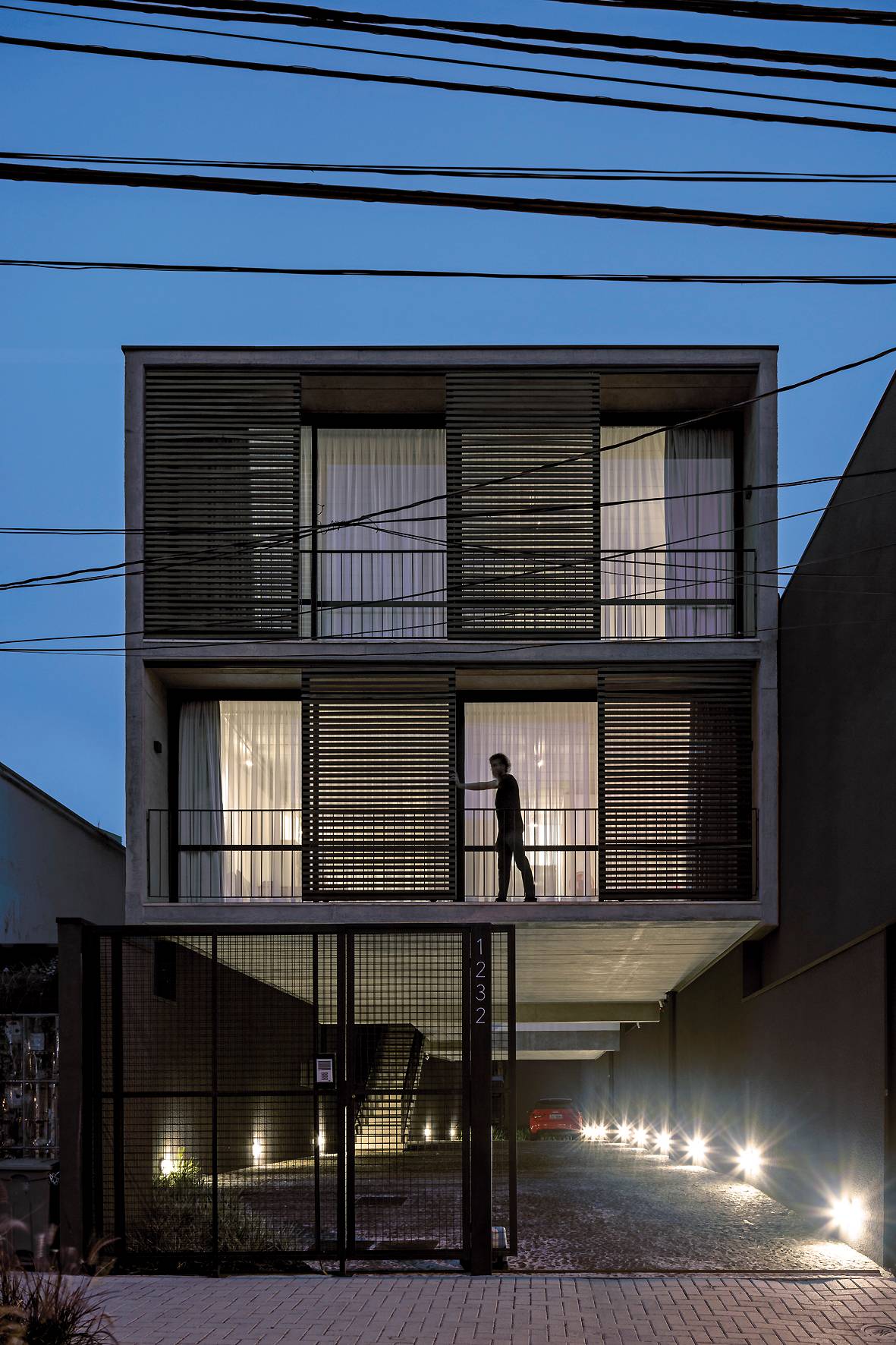 Edifício 1232 traz materiais brutos e desenho limpo. Foto: Leonardo Finotti Edifício 1232 traz materiais brutos e desenho limpo. Foto: Leonardo Finotti