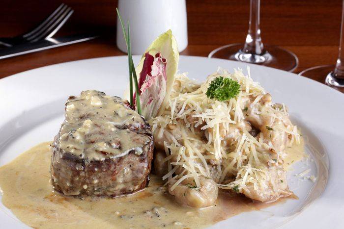 Mignon roquefort com noque e creme de nozes. Mignon roquefort com noque e creme de nozes.