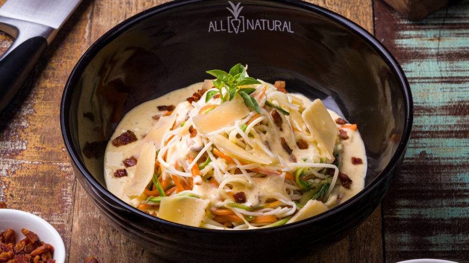 Spaguetti carbonara (R$ 28) feito com abobrinha, cenoura e palmito pupunha cortado em tiras finas.