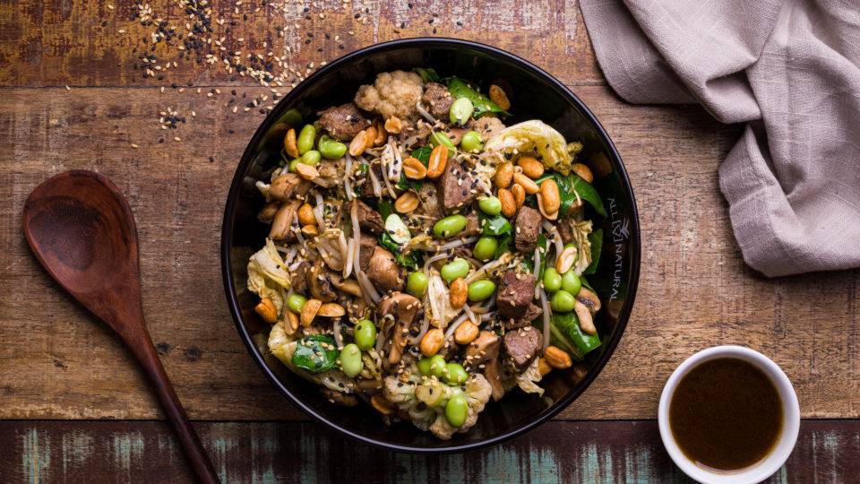 Na salada asiática a proteína tem três opções: salmão (R$ 32), mignon (R$ 30) e frango (R$ 26).