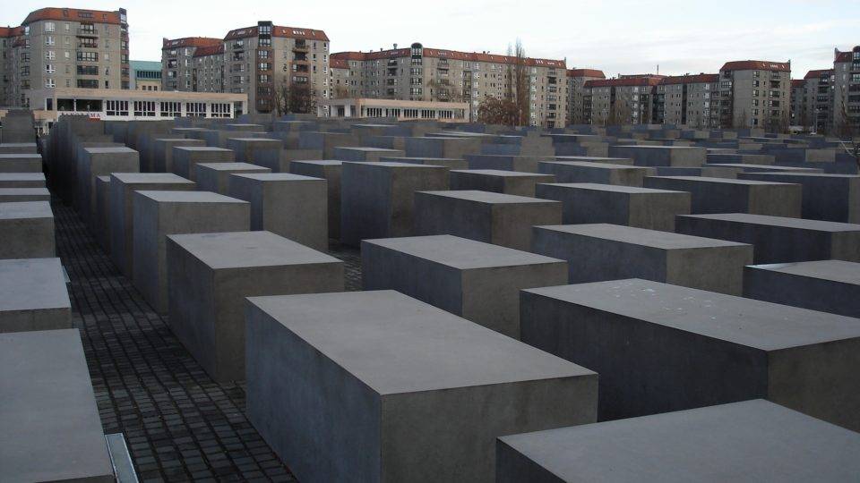 100 mil mortos: tentando entender essa história de genocídio Alguém me explica como é possível comparar as ações ou não-ações de Bolsonaro a um genocídio de verdade, como o Holocausto?