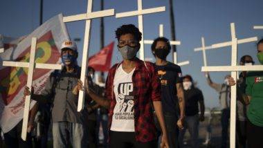 Manifestantes aproveitam a marca de 100 mil mortes pela Covid-19 para protestar contra o governo Jair Bolsonaro, no Rio de Janeiro.