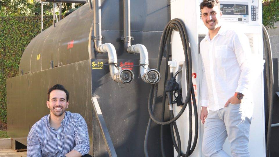 Startup que pretende digitalizar mercado de combustíveis levanta R$ 2,8 milhões Daniel Colella e Vinicius Donin, sócios da Combudata, criada em 2019.