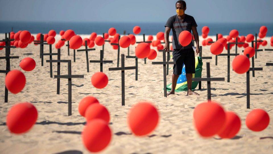 100 mil mortes por Covid no Brasil: protesto com cruzes e balões neste sábado (8), no praia de Copacabana, no Rio de Janeiro.