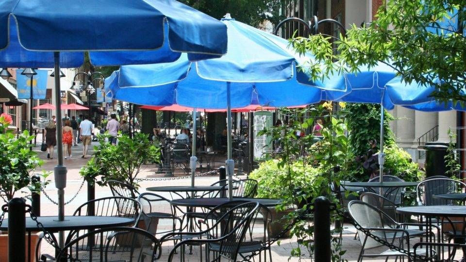 Abrasel solicita liberação de calçadas e estacionamentos para uso dos restaurantes durante pandemia.