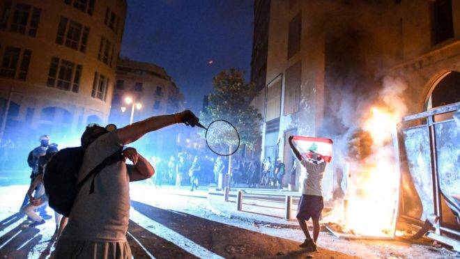 Policiais e manifestantes entram em confronto no Centro de Beirute.