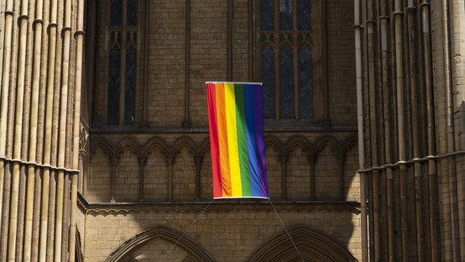 Bandeira do movimento LGBT na catedral anglicana de Peterborough, em Cambridgeshire, Reino Unido
