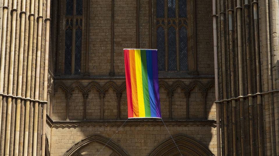 Bandeira do movimento LGBT na catedral anglicana de Peterborough, em Cambridgeshire, Reino Unido