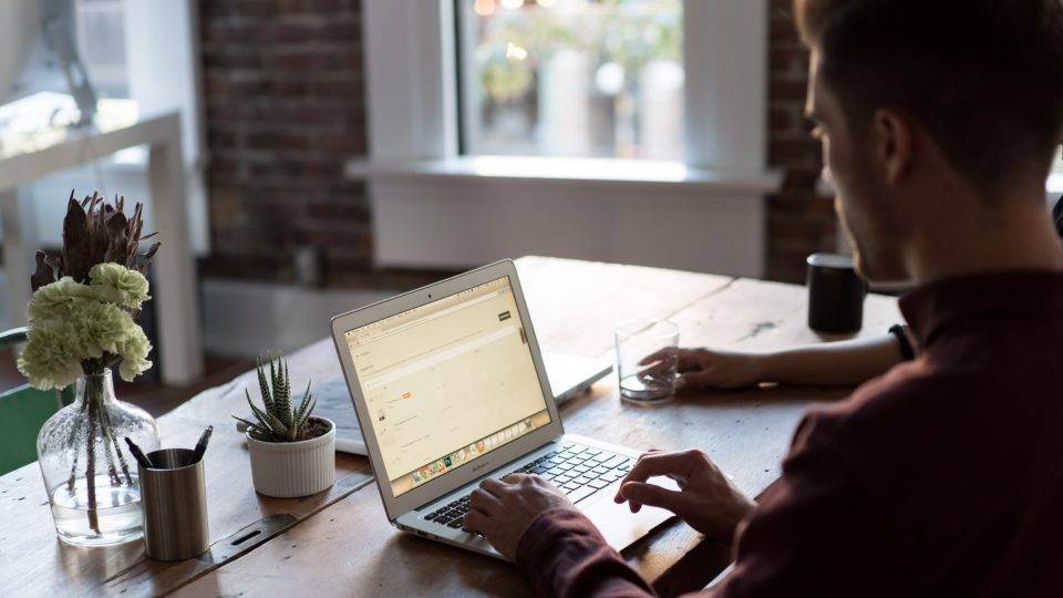 Microsoft conclui que reuniões virtuais de duas horas levam equipe ao estresse Microsoft conclui que reuniões virtuais de duas horas levam equipe ao estresse
