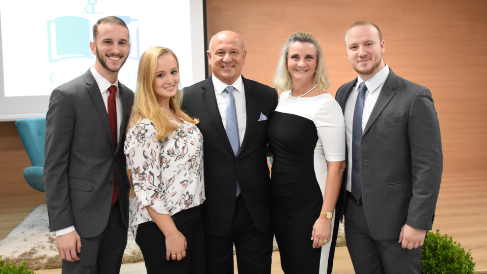 Professor do Centro Universitário Curitiba há 17 anos, o desembargador do TJ-PR Mário Ramidoff (ao centro) e a esposa Regina Lúcia (à direita) confiam ao UNICURITIBA a formação dos três filhos. 