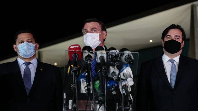 Bolsonaro fez pronunciamento sobre o teto de gastos ao lado de ministros e dos chefes do Congresso.