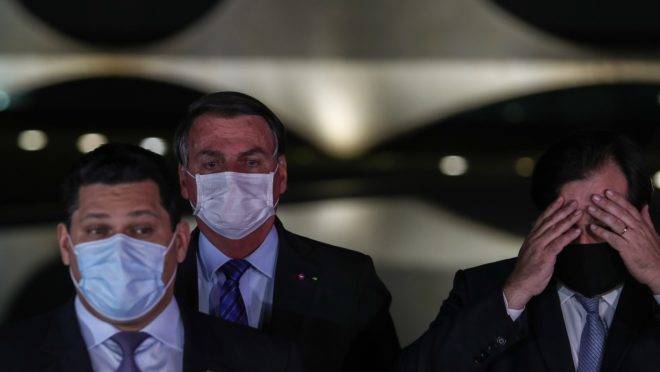 Com pronunciamento conjunto em defesa do teto de gastos, Bolsonaro breca movimento "fura-teto" no governo.