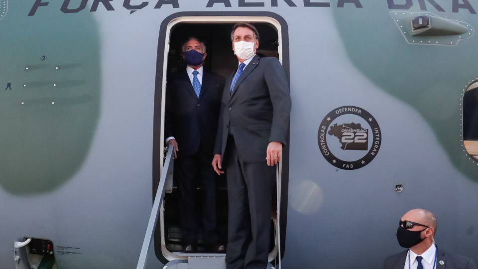 Bolsonaro posa ao lado de Michel temer antes do embarque da missão humanitária do Brasil de ajuda ao Líbano.