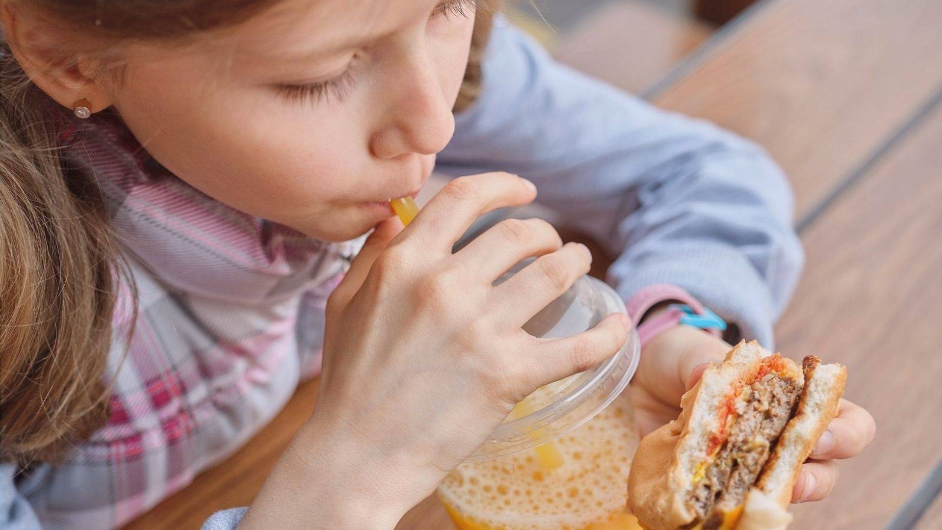Longe da escola e de uma rotina diária de atividades, as crianças acabam ficando sedentárias