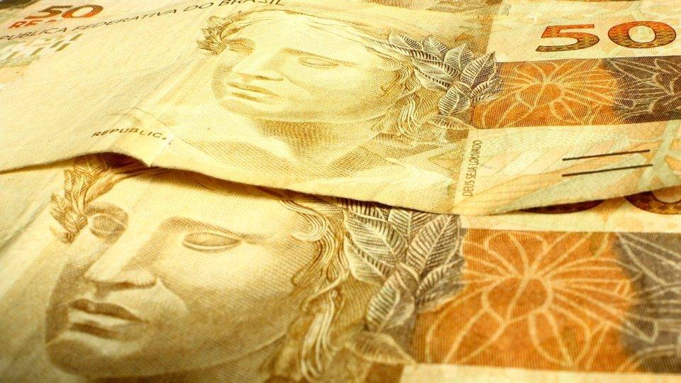 Estados negociam fundos de compensação para apoiar reforma tributária Estratégia é tentar contornar a resistência da equipe econômica a esses repasses, que somariam R$ 485 bilhões em dez anos.