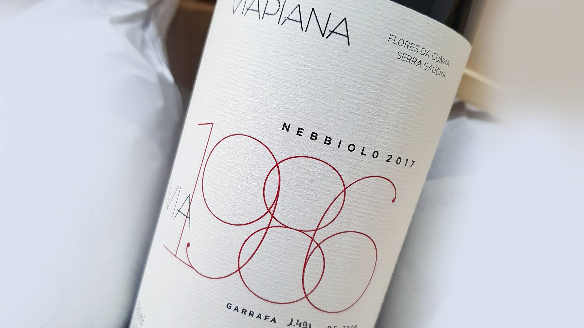 Vinho fino tinto seco Via1986 &#8211; Nebbiolo 2017,  da vinícola Viapiana tem garras numeradas até o numero 1746, o que confere a esse vinho exclusividade