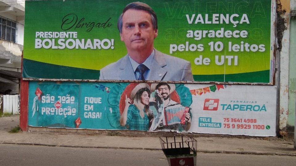 Outdoor de apoio ao presidente Jair Bolsonaro em Valença, no interior da Bahia: aprovação no Nordeste cresceu após o auxílio emergencial.