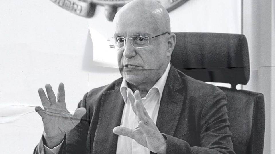 Salim Mattar fala com jornalistas.
