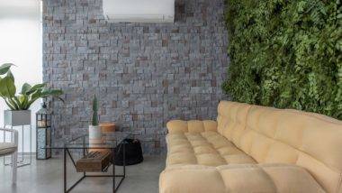 Jardim vertical faz a vez de revestimento em sala totalmente integrada Projeto de reforma assinado por Lucilla Mesquita transformou planta de apartamento de 108 m².