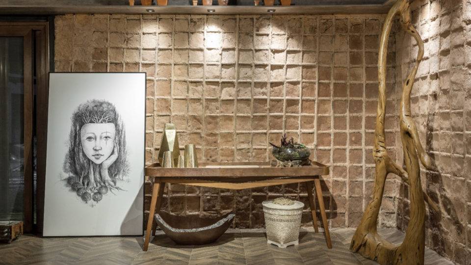 Quadro a esquerda da foto com o rosto é da coleção "mãe natureza", Artista: Luiz de Souza. Escultura a direita da foto é uma escultura com o nome Pássaro do Ateliê Hugo França.