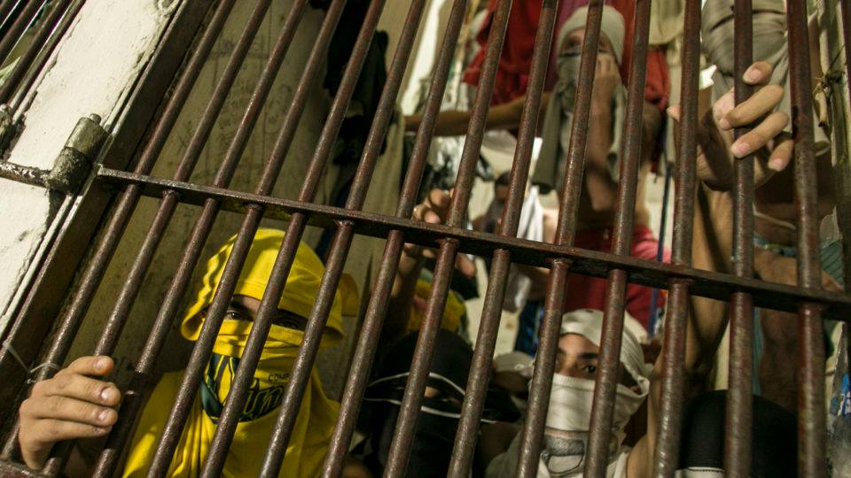 O que é o abolicionismo penal, movimento para acabar com as prisões Superlotação nas cadeias: Na imagem, presos na Delegacia de Furtos e Roubos no bairro Jardim Botânico, em Curitiba