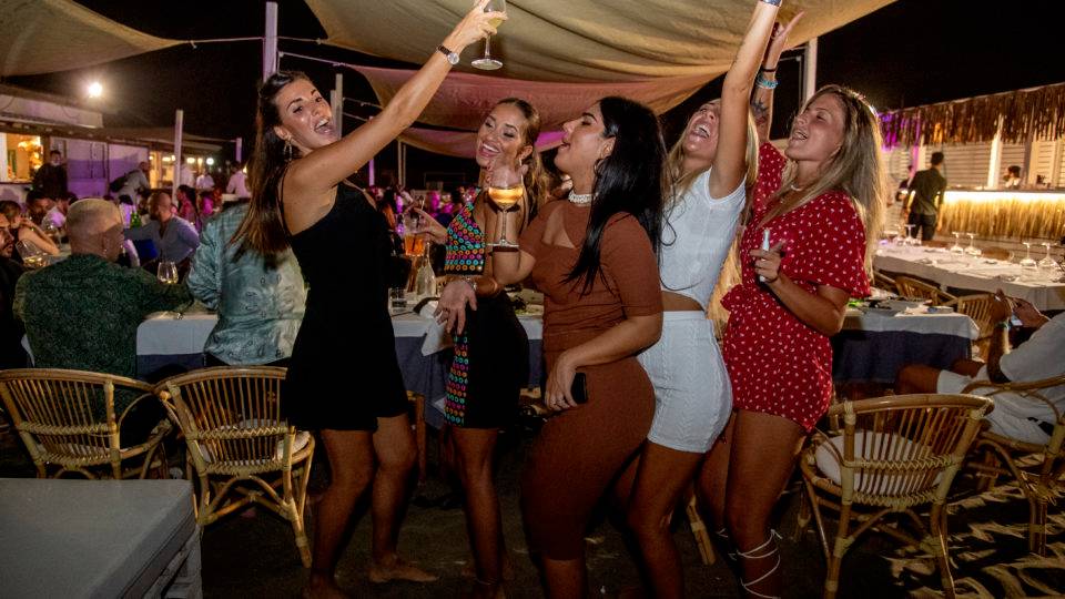 Casos de Covid-19 aumentam entre jovens e Itália fecha boates itália covid-19 jovens