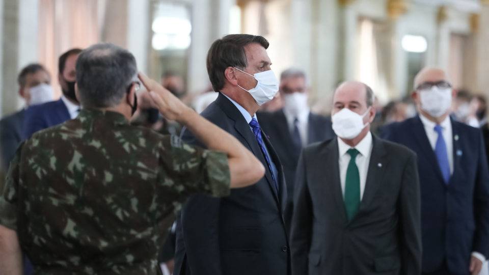 Egresso das Forças Armadas, presidente Jair Bolsonaro tenta recompor o orçamento da Defesa em meio à crise econômica.