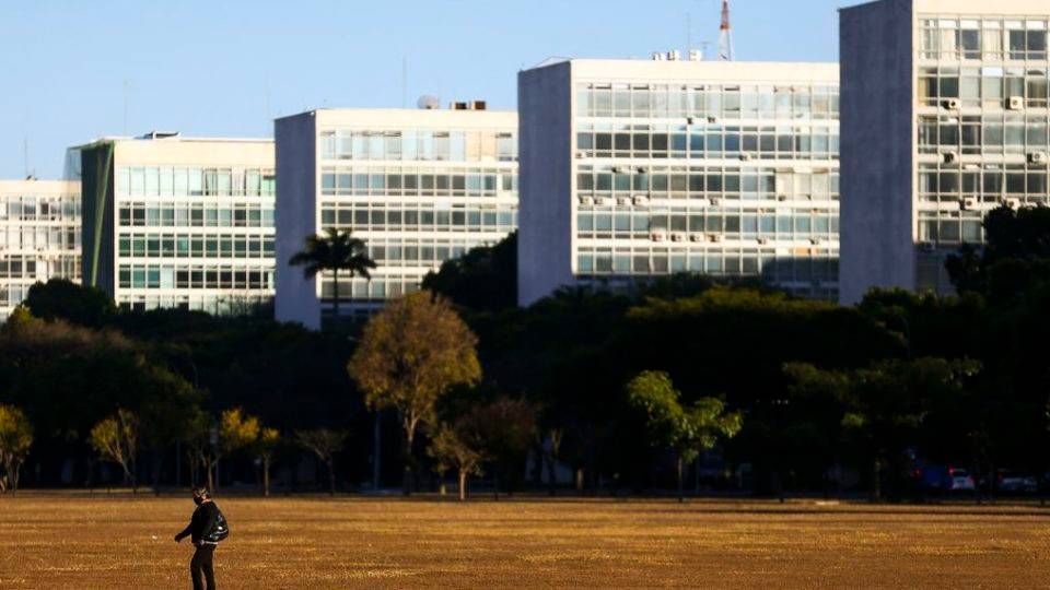 Dívida Pública Federal sobe 2,59% e chega a R$ 4,526 trilhões Esplanada dos Ministérios: privilégios do funcionalismo público impõem sacrifícios aos outros trabalhadores.