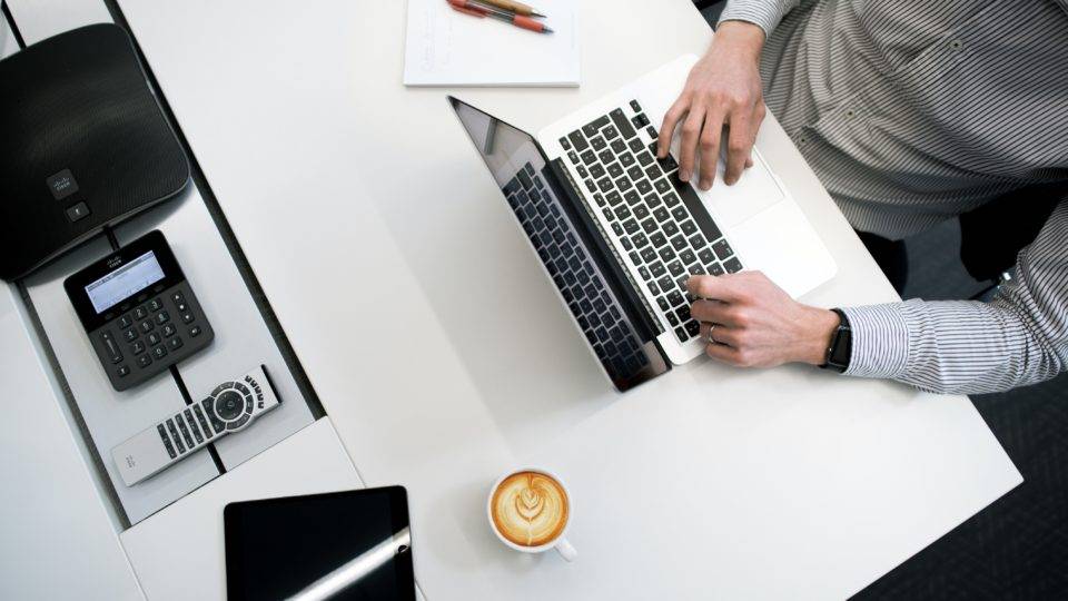 Rodadas de negócios online devem movimentar R$ 10 milhões no Paraná em 2020 Inéditas no Brasil e organizadas pelo Sebrae-PR, as rodadas reúnem em salas online compradores e fornecedores, para negociações temáticas. Última rodada foi específica para indústria e materiais de construção.