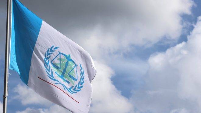 Bandeira do Tribunal Especial da ONU para o Líbano, na Holanda.