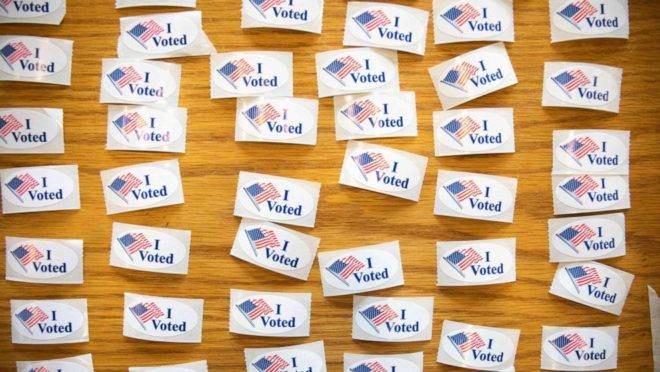 Adesivos de “Eu Votei” em local de votação na Carolina do Norte, nas primárias de 2020 (Imagem: Logan Cyrus/AFP via Getty Images)
