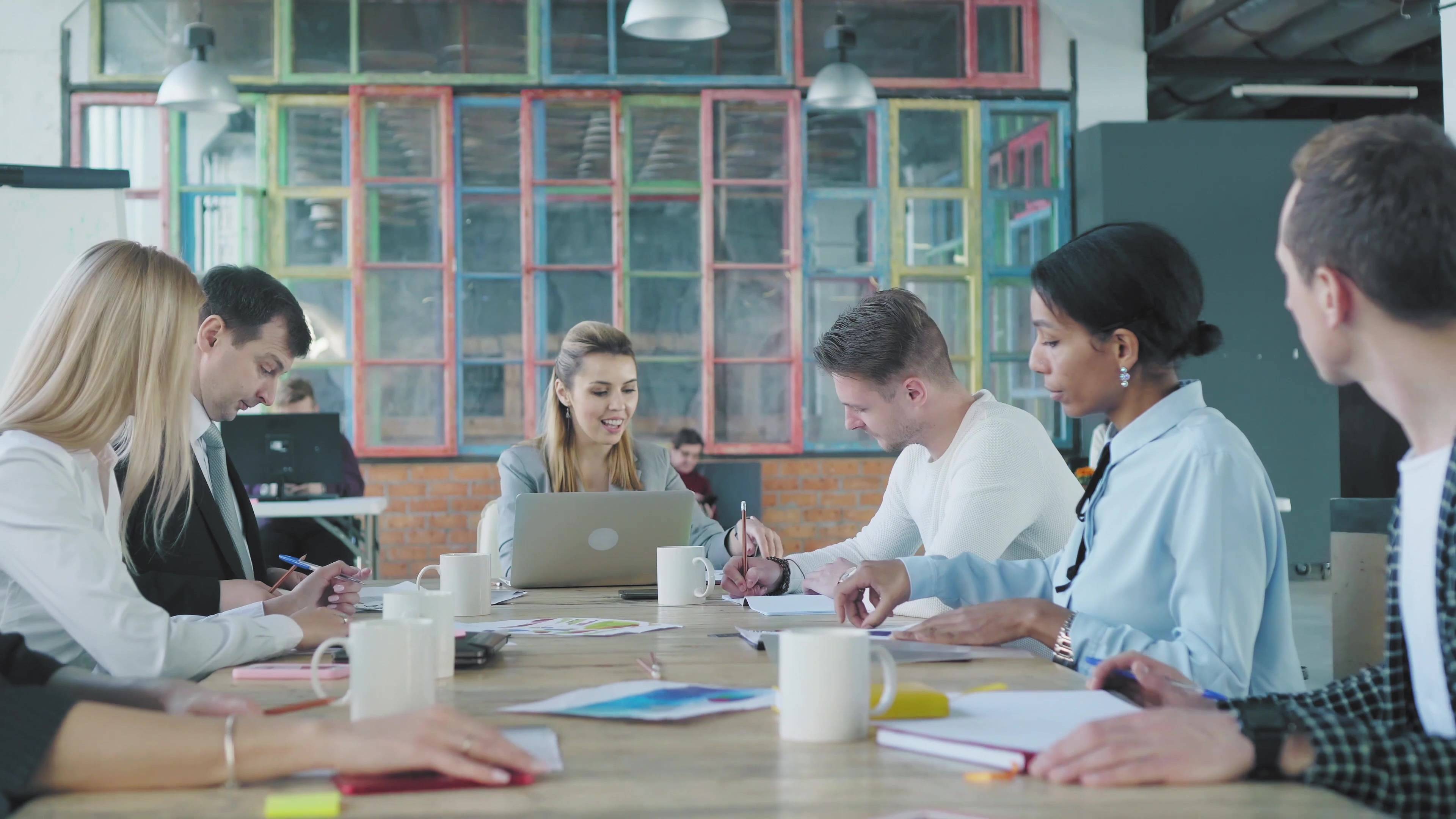 Close to home office e squad office são algumas das tendências para os escritórios no pós-pandemia. Foto: Bigstock Close to home office e squad office são algumas das tendências para os escritórios no pós-pandemia. Foto: Bigstock