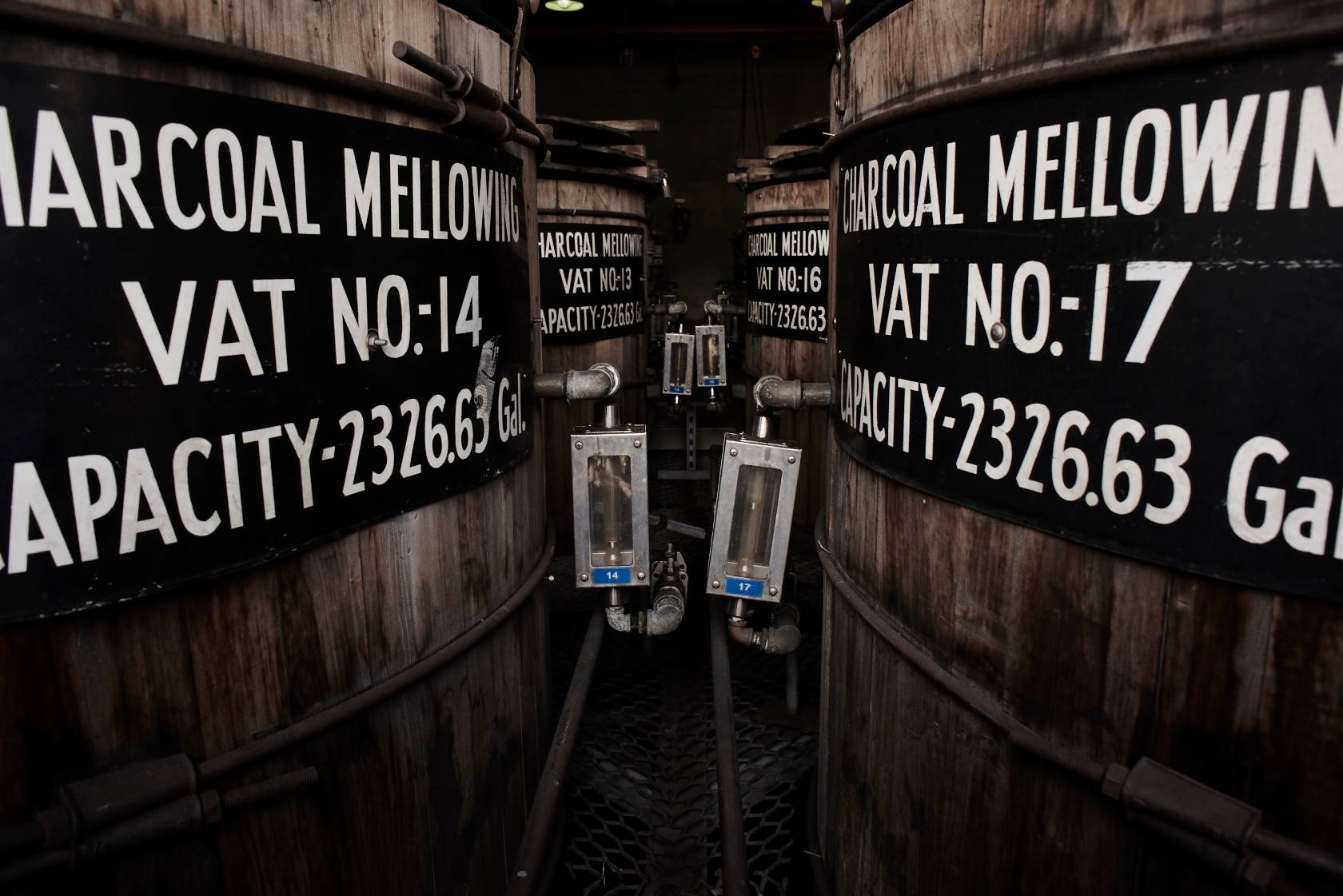 O charcoal mellowing é o processo que envolve o carvão na produção de whiskey. Foto: Divulgação/Jack Daniel's O charcoal mellowing é o processo que envolve o carvão na produção de whiskey. Foto: Divulgação/Jack Daniel's
