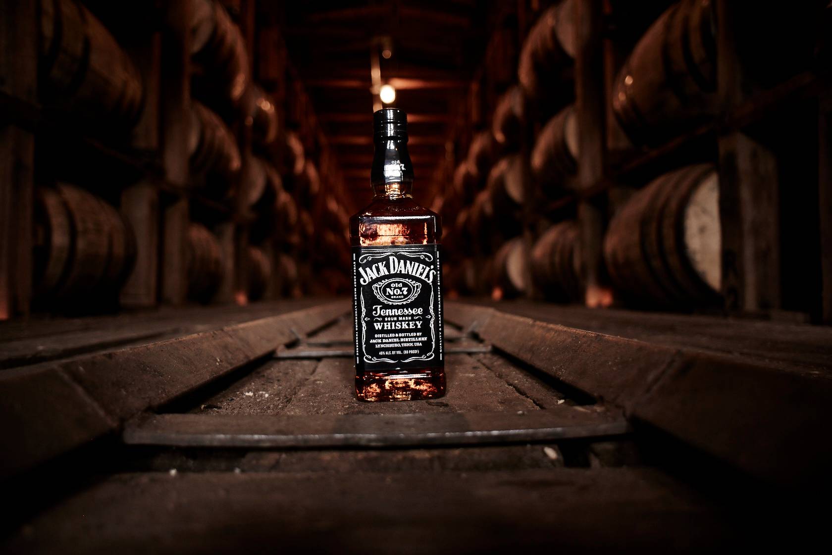 O tempo de descanso do whiskey nos barris depende das variações climáticas. Foto: Divulgação/Jack Daniel's O tempo de descanso do whiskey nos barris depende das variações climáticas. Foto: Divulgação/Jack Daniel's