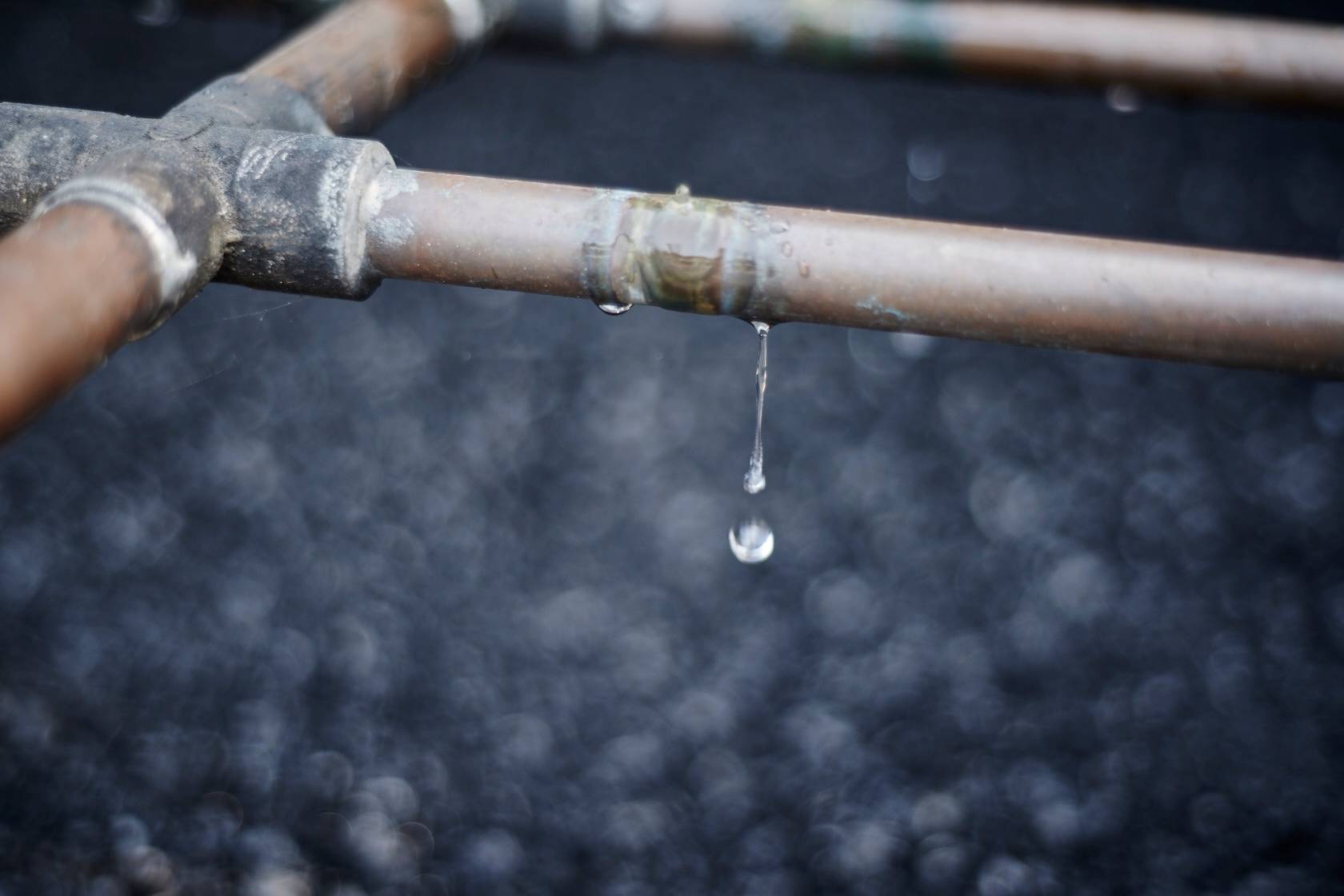 A bebida cai, gota a gota no tanque, onde leva até cinco dias para atravessar o carvão. Foto: Divulgação/Jack Daniel's A bebida cai, gota a gota no tanque, onde leva até cinco dias para atravessar o carvão. Foto: Divulgação/Jack Daniel's
