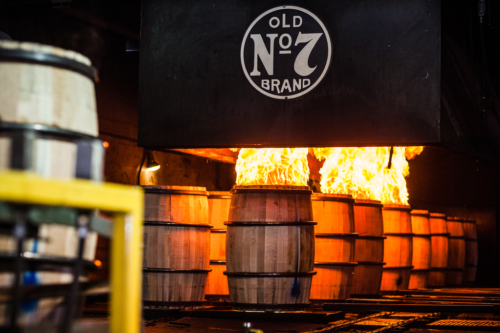 O fogo colocado nos tanques de carvão é ateado usando Jackie Daniel´s como combustível. Foto: Divulgação/Jack Daniel´s O fogo colocado nos tanques de carvão é ateado usando Jackie Daniel´s como combustível. Foto: Divulgação/Jack Daniel´s