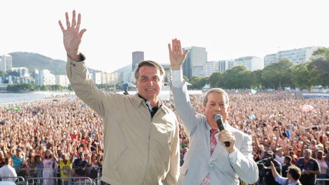 O presidente Jair Bolsonaro e o pastor RR Soares em evento no Rio deJjaneiro.
