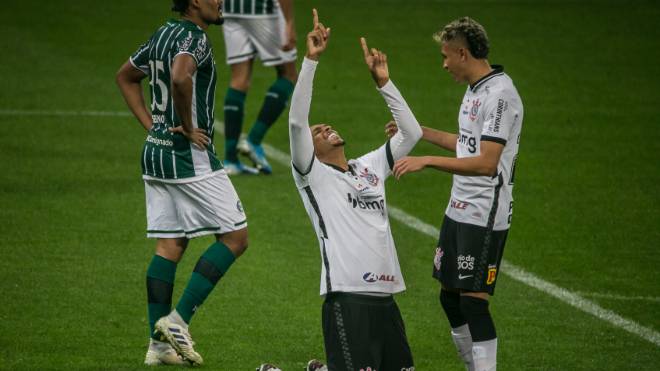 Jô comemora gol na vitória do Corinthians sobre o Coritiba