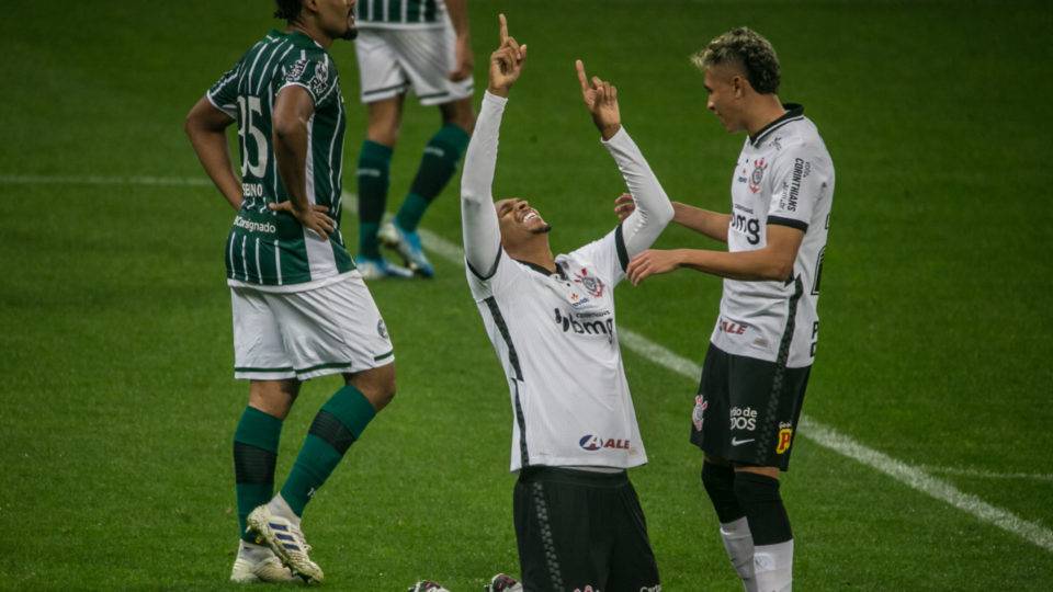 Coritiba perde para o Corinthians, segue sem vencer e tem pior início da história Jô comemora gol na vitória do Corinthians sobre o Coritiba