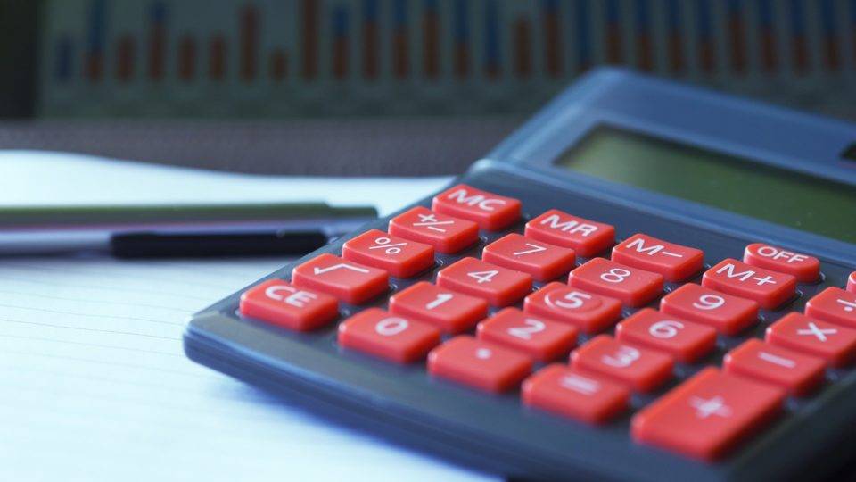 Os juros baixos tornaram os investimentos em renda fixa menos atrativos. Mas ainda há opções