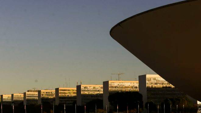 Governo parece ter dado prioridade à discussão da reforma administrativa no Congresso ao retirar pedido de urgência da reforma tributária.
