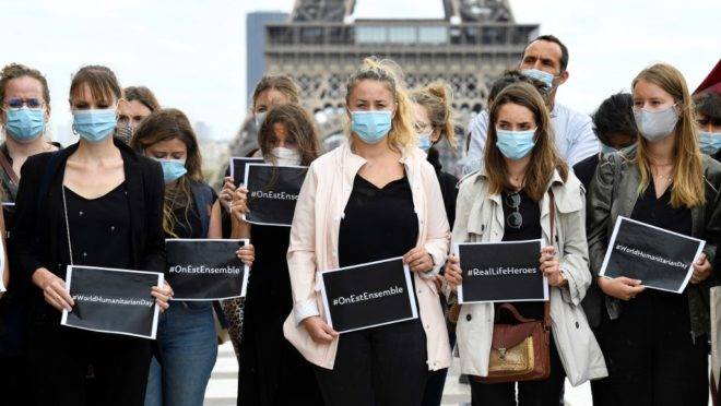 Parisienses participam de ação pelo Dia Mundial da Ajuda Humanitária, promovido pela ONU.