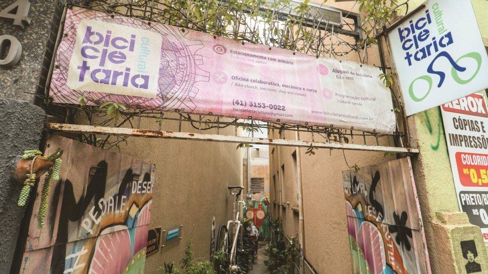 Bicicletaria vira espaço de descanso e apoio para ciclistas entregadores em Curitiba Bicicletaria Cultural oferece espaço de convivência e apoio aos cicloentregadores da capital.