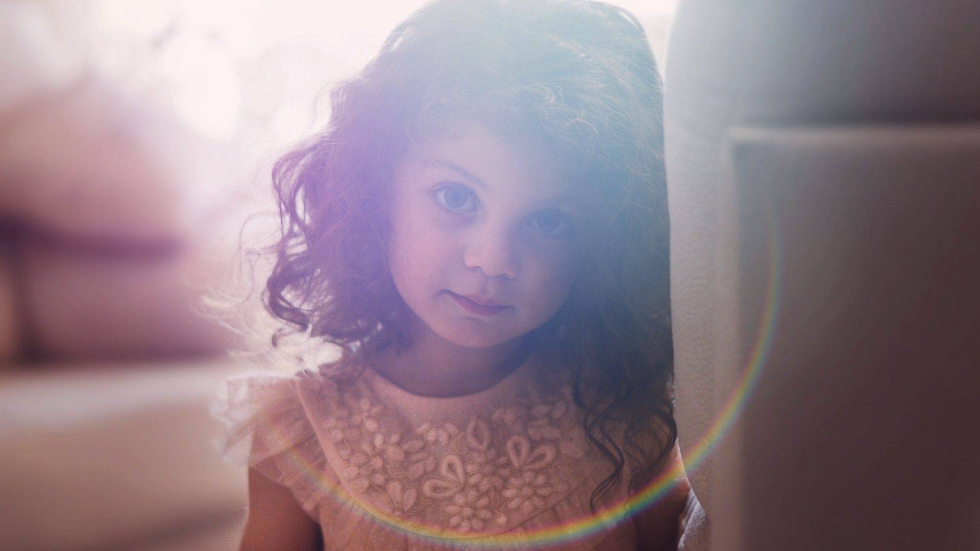 Se a máscara esconde o sorriso da criança, não pode ocultar a serenidade do olhar que transmite paz e esperança para um novo tempo