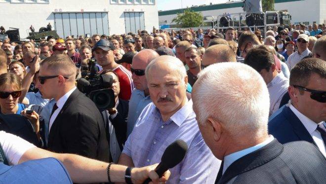 O ditador da Bielorrússia, Alexandre Lukashenko, ao centro da imagem.