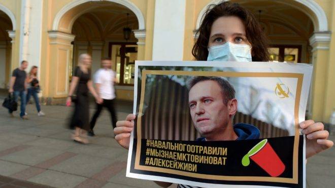 Em São Petersburgo, mulher segura cartaz em apoio a Alexei Navalny.