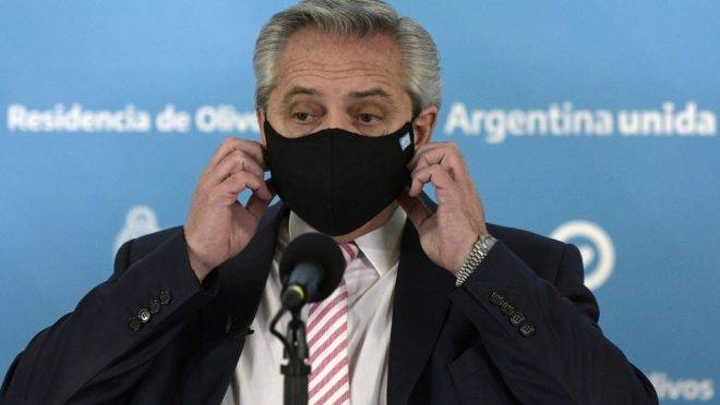 O presidente argentino Alberto Fernández declarou telefonia e internet serviços públicos essenciais e congelou aumento das tarifas até o fim do ano