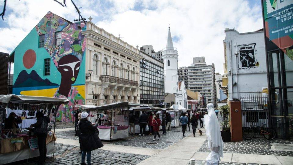A feira do Largo da Ordem foi retomada neste domingo (23)